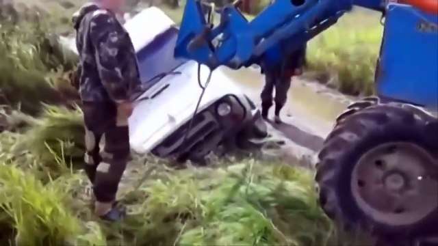 НАШИ РУССКИЕ ТРАКТОРА ПРУТ ПО БЕЗДОРОЖЬЮ В ГРЯЗИ