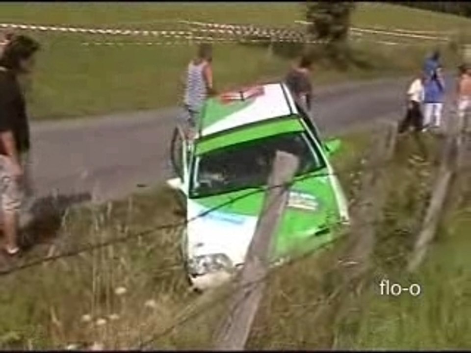 AX tape dans le fossé