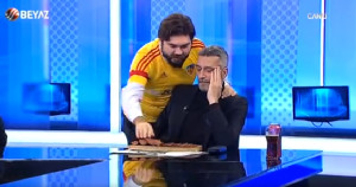 Rasim Ozan Kütahyalı, Stüdyoya Pastırma Getirerek Abdülkerim Durmaz'la Dalga Geçti