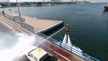 A Dubaï, les pompiers éteignent les incendies en jet-pack.