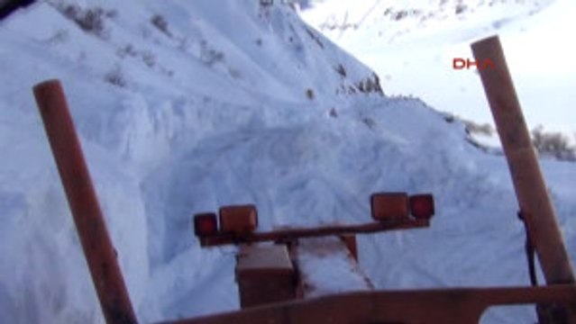 Bingöl Karlıova-Yedisu Ilçeleri Arasında Çığ Düştü, Yol Kapandı