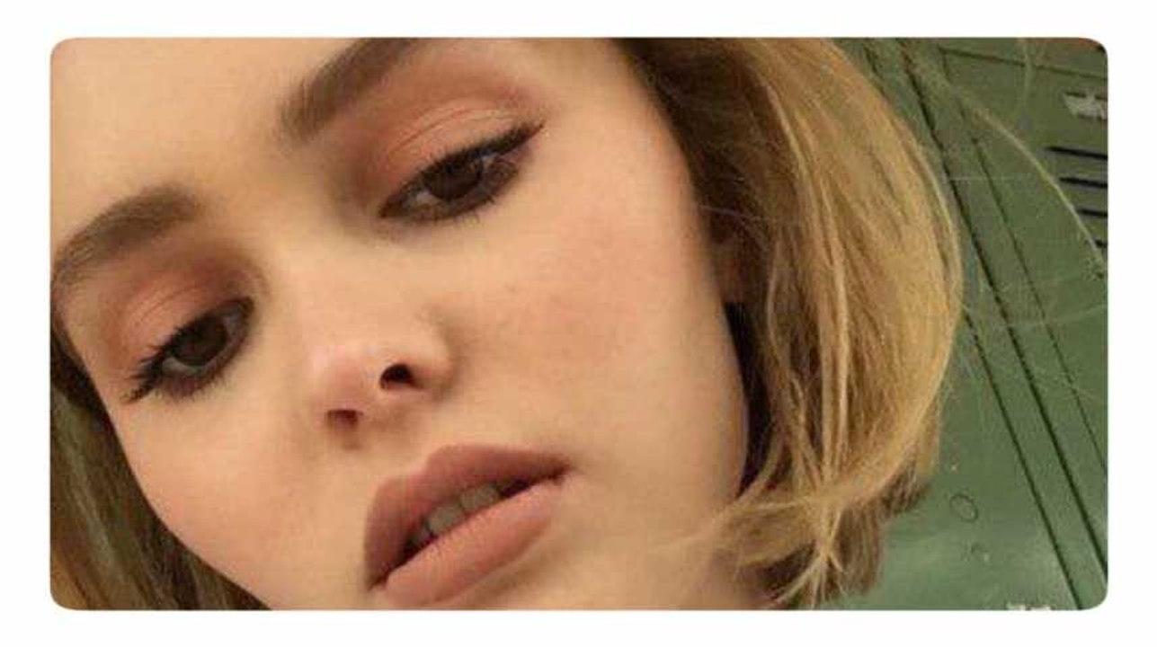Lily-Rose Depp clot le défilé Chanel avec élégance et sensualité