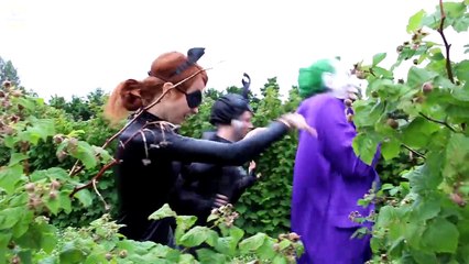 Frozen Elsa vs Maleficent! w/ Spiderman & Pink Spidergirl, Joker, Catwoman & Candy Gum :)