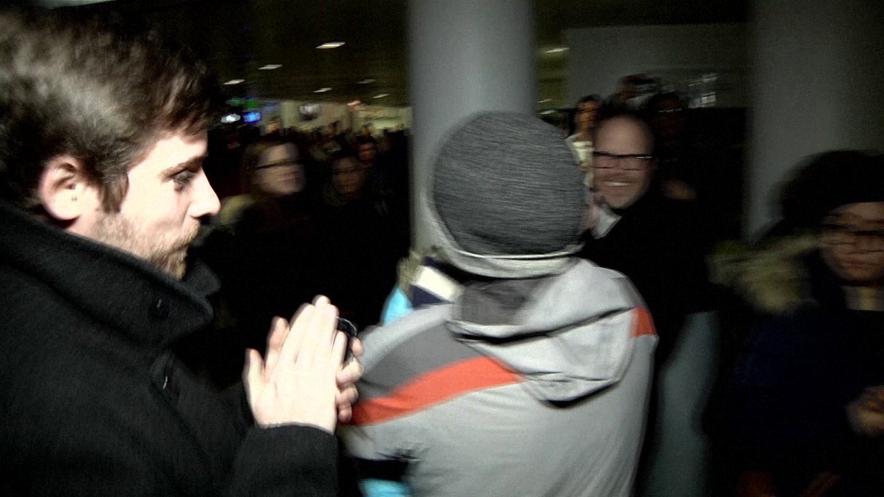 Des "voyageurs interdits" libérés de l'aéroport de Chicago