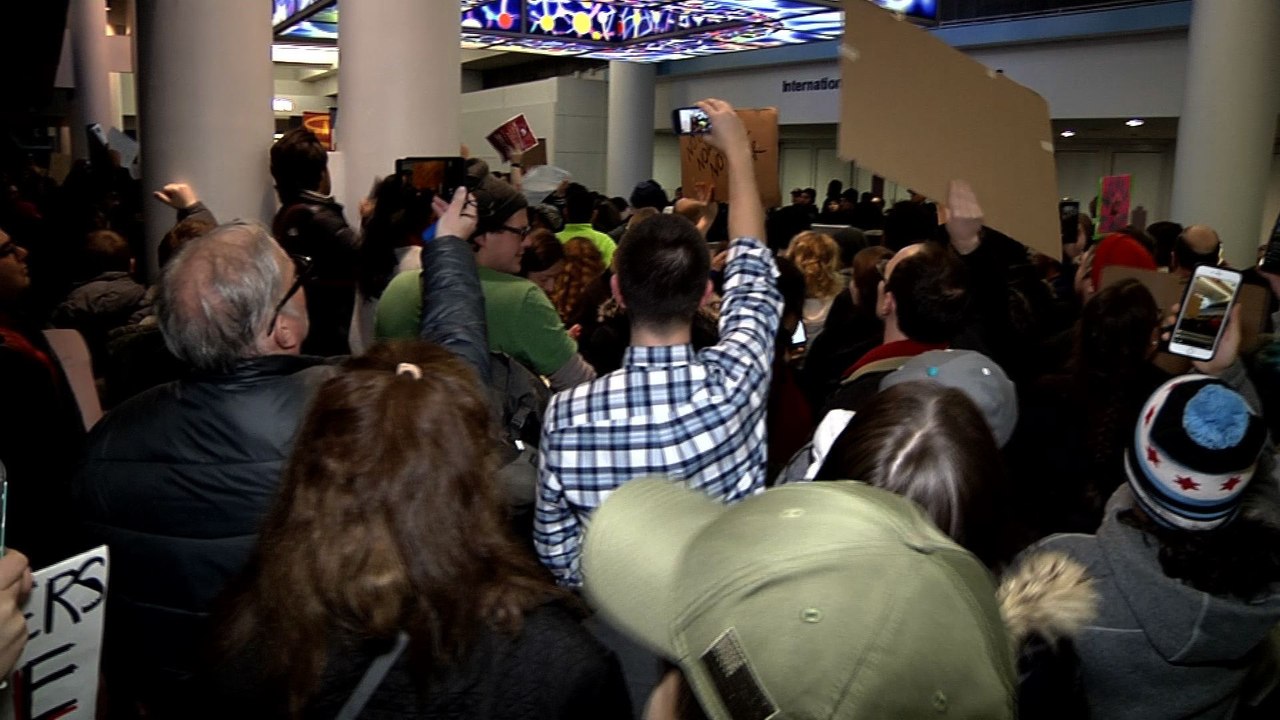 Des "voyageurs interdits" libérés de l'aéroport de Chicago