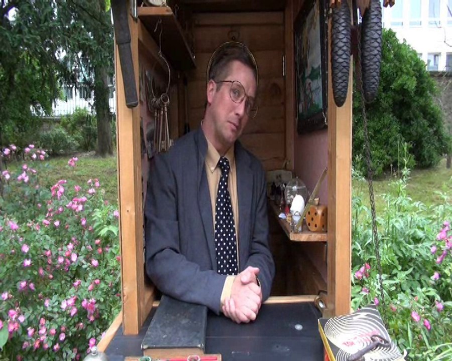 Arts de la Rue - La vache bleue - La petite boutique des devinettes