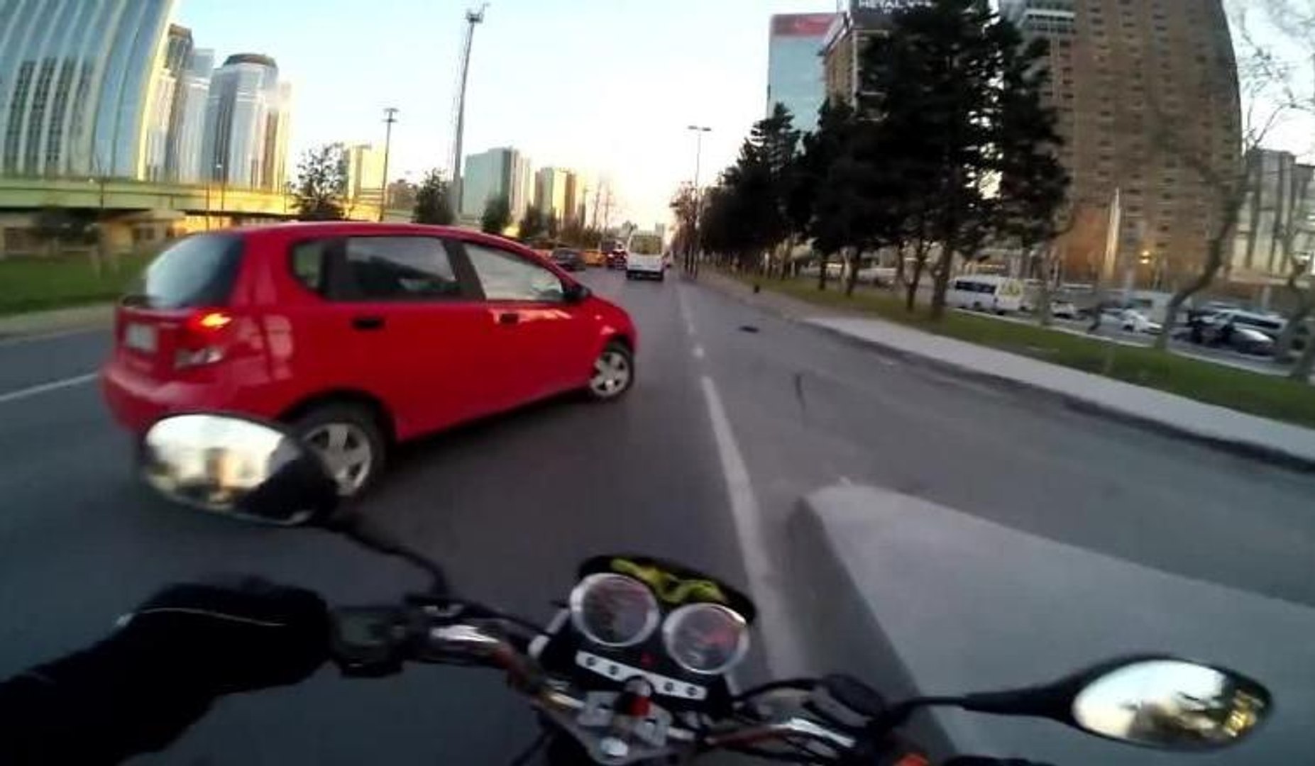 Levent'te korkunç motosiklet kazası kask kamerasında - Dailymotion Video