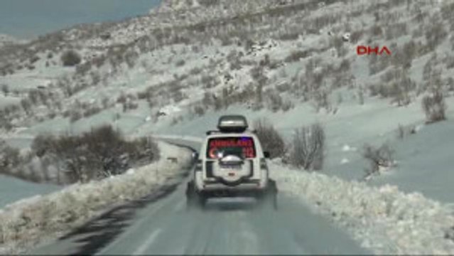 Şırnak Yolu Kardan Kapanan Köydeki Hasta Çocuk Paletli Ambulansla Kurtarıldı