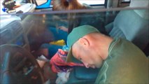 Quand papa tombe de sommeil comme ses gamins... Endormis dans la voiture