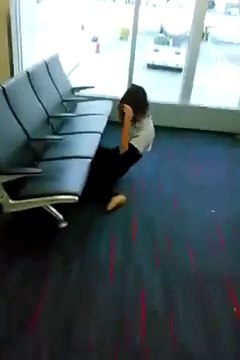 Elle passe sous des sièges en mode limbo