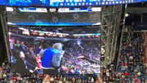 La mascotte des Wolves fait de la luge dans les tribunes