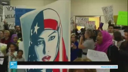 متظاهرون يحتجون على سياسة ترامب