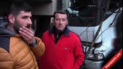 Çanakkale'de freni boşalan kamyon evin bahçesine girdi