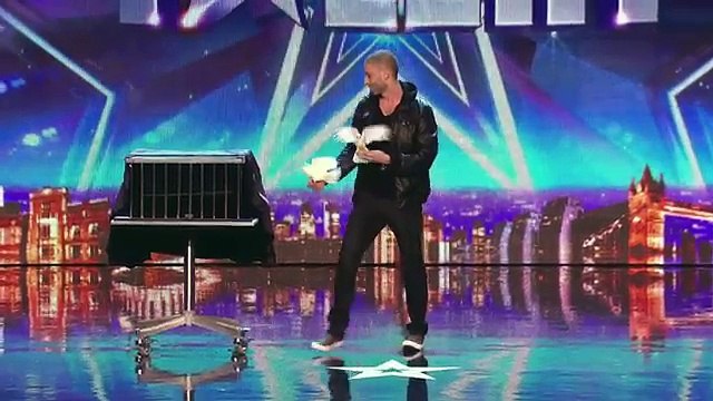 İngiltere Yetenek Yarışmasında İllüzyon Numaraları Ile İzleyenleri Büyüleyen Yarışmacı