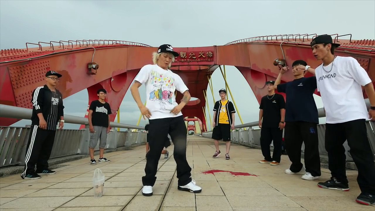 Poppin Outside - at the taiwan bridge, '北淃觀光大橋'  [Poppin Hyunjoon 팝핀현준]