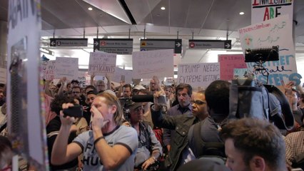 تظاهرة في مطار لوس أنجيلس ضد فرض ترامب قيودا على الهجرة