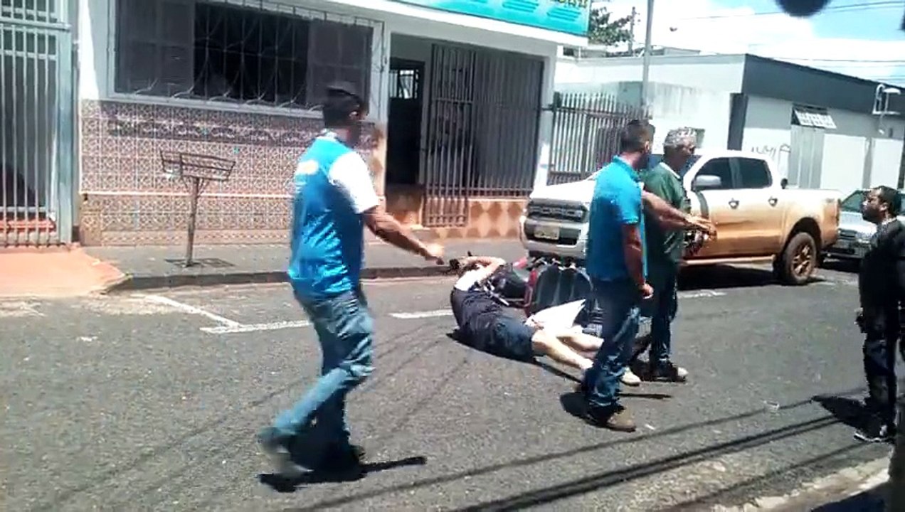 Lors d'une bagarre ce motard tape un homme avec un marteau
