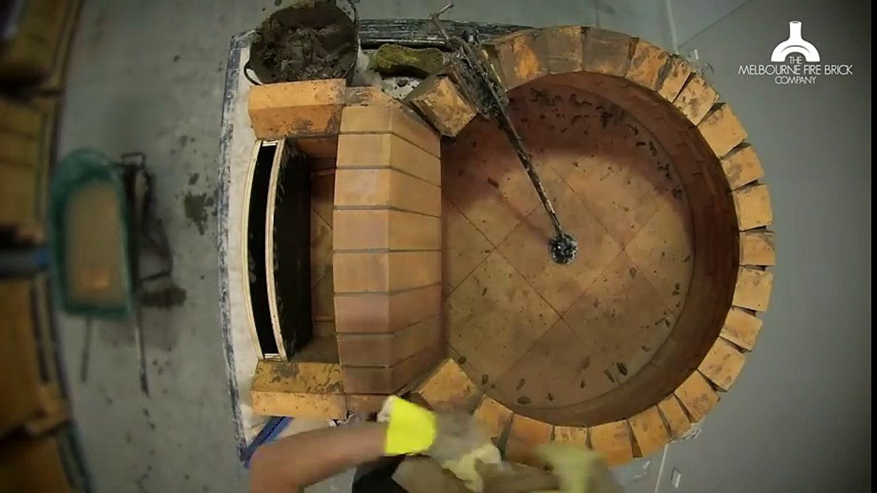 A luat mai multe cărămizi și în câteva ore și-a construit cel mai tare GRĂTAR. Fii atent cum a făcut!