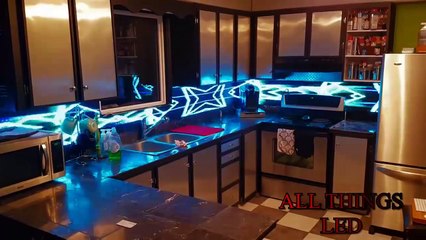 Cette cuisine équipée de panneaux LED lumineux est juste magique