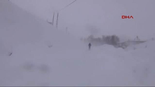 Bingöl Karlıova-Yedisu Ilçeleri Arasında Çığ Düştü, Yol Kapandı 2