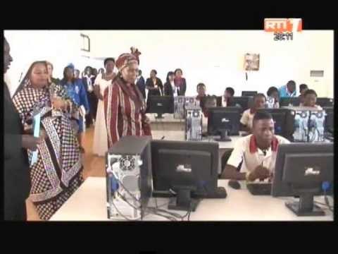 Malabo: la 1ère dame Dominique Ouattara a visité un centre éducatif des enfants défavorisés