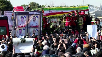 Iran: des milliers d'Iraniens aux obsèques de 16 pompiers