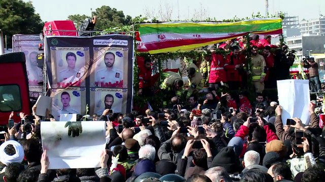 Iran: des milliers d'Iraniens aux obsèques de 16 pompiers