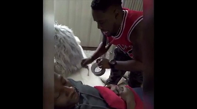 Son pote lui arrache les sourcils alors qu'il dort... Quel enfoiré