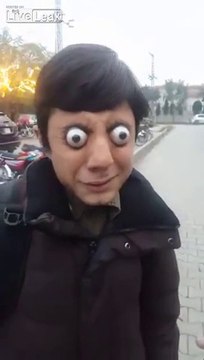 T'as vu mes globes oculaires... Crade!!!