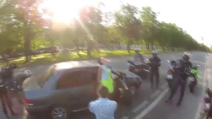 Скачать видео: Un road rage qui va tourner très très mal... Motards VS chauffard