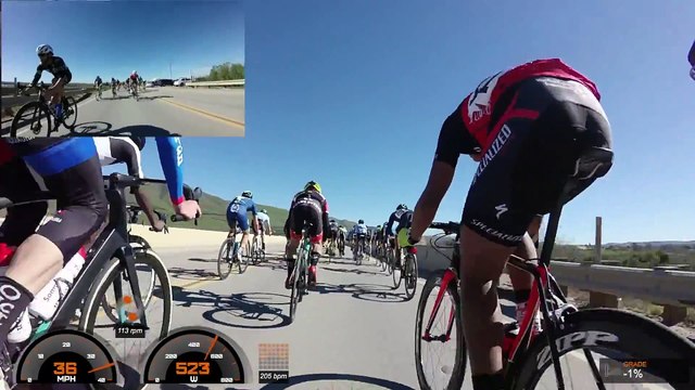 Un cycliste évite de justesse de tomber de 9m de haut pendant une chute énorme sur le sprint final