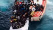 Des gardes-côtes italiens sauvent des centaines de migrants à la dérive sur leur bateau