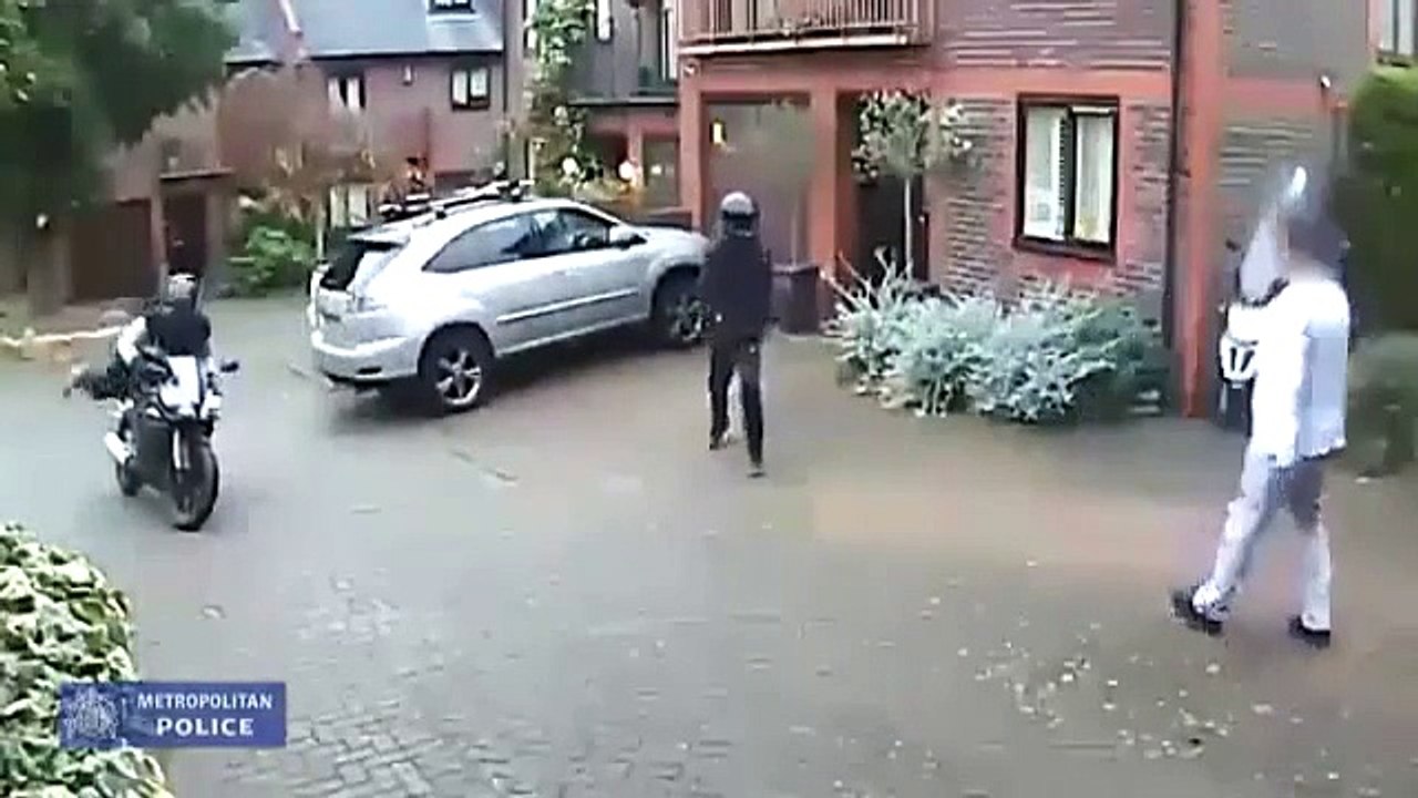 Il réussit à empecher le vol de sa moto en se battant avec 2 voleurs!