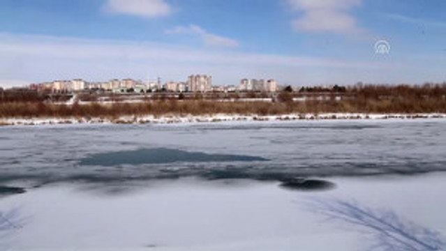 Buz Tutan Kızılırmak'ta Eskimo Usulü Balık Avı
