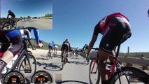 Un cycliste évite une chute de 9 mètres pendant un sprint final