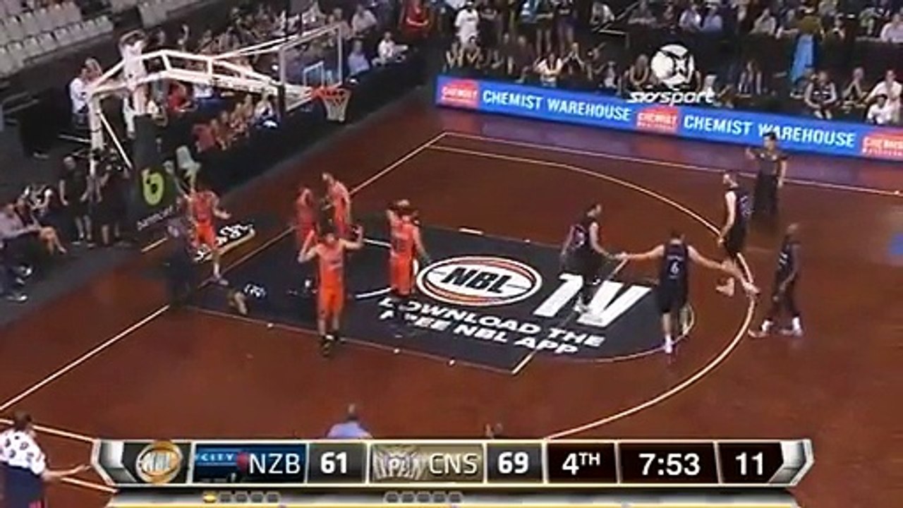 !Ce joueur de basket a son oeil qui sort de son orbite en plein match !