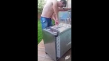 Alertés par d’étranges bruits, ils ouvrent leur cuisinière et y trouvent un gros varan coincé à l'intérieur !