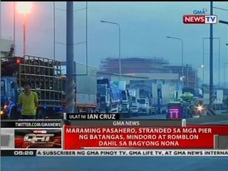 Скачать видео: QRT: Maraming pasahero, stranded sa mga pier ng Batangas, Mindoro at Romblon dahil sa bagyong Nona