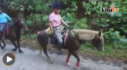 Aksi Tun M pamer kemahiran tunggang kuda