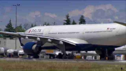 Trump culpa a Delta de los problemas en los aeropuertos por su veto