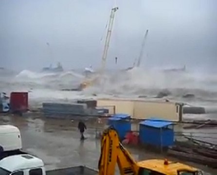 Шторм сносит Керченский мост