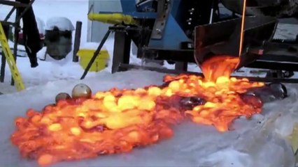 Découvrez ce qui se passe quand on verse de la lave sûr de la glace
