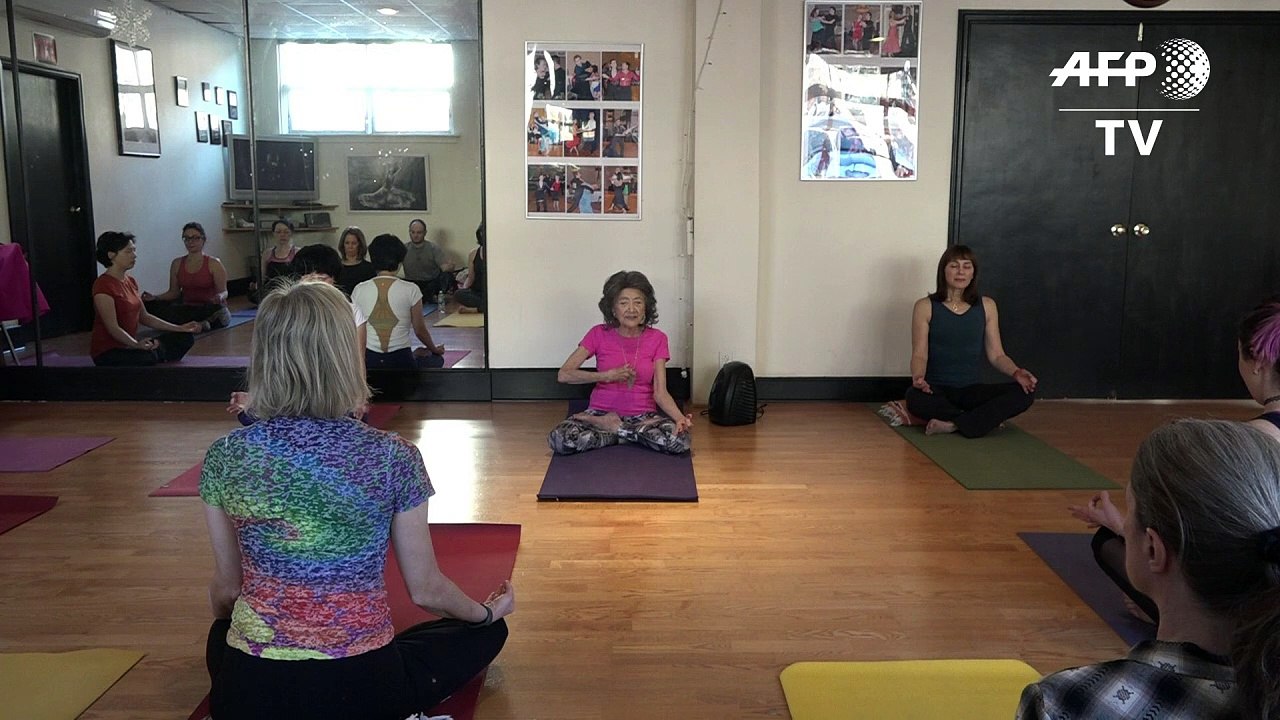 98-jährige yoga-lehrerin ist fit und fröhlich
