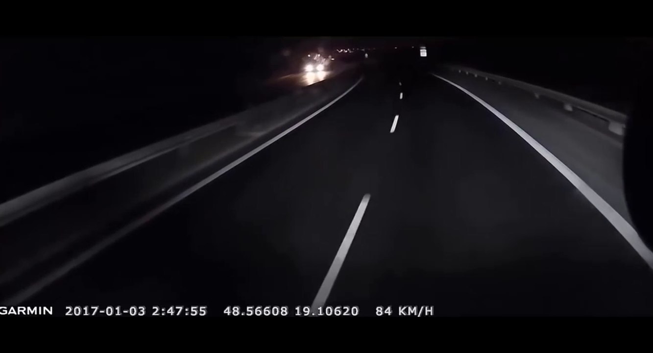 Regardez ce qu'il aperçoit en pleine nuit sur l'autoroute.