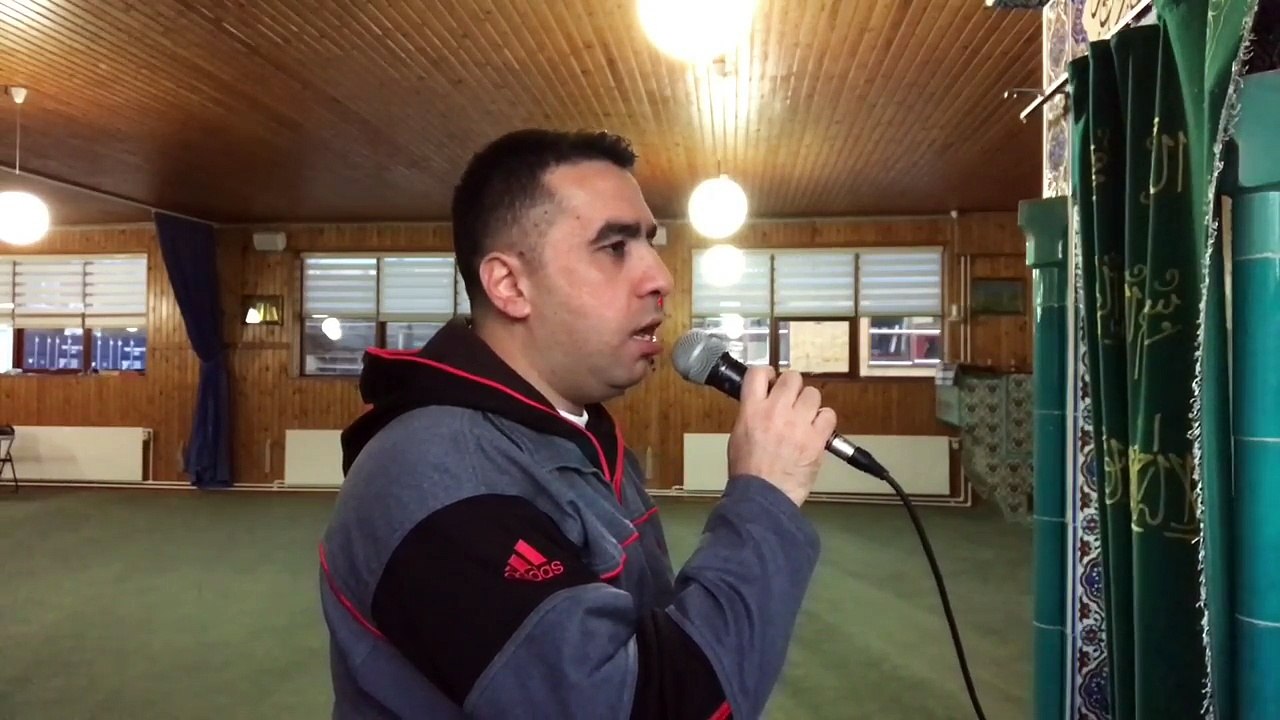 Iqamah al salah Makkah Al Mukarramah. Namaz. Kabe usulu kamet. Kabe müezzini taklidi. Sheikh Ali Mullah. Iqamah Sheikh Ali Mullah. Ali Ahmad Mullah iqamah. Mekke i Mükerreme. Medine i Münevvere. Makkah. Kabe Farum Camii 27-1-2017. Muezzin Metin Demirtas.