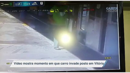 Momento em que carro  invade posto em Vitória