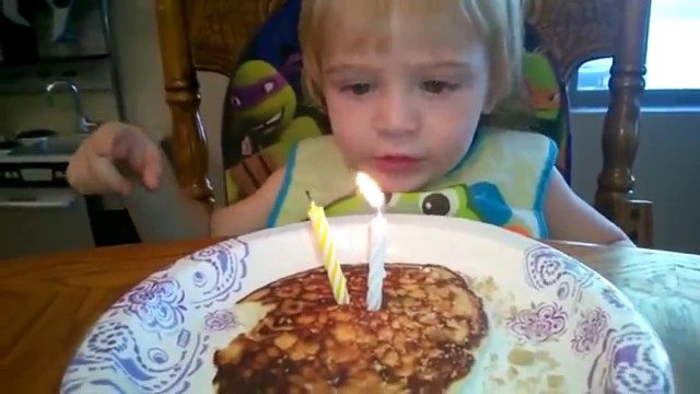 Компилация провали. Провали при опит да се загасят всички свещи на торта за рожден ден