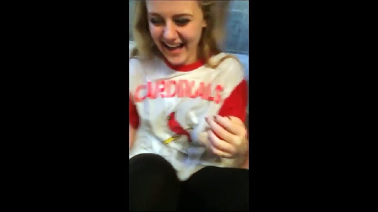 Нов хит в интернет пространството. Колко странно нещо, хората пълнят презерватив с вода и...