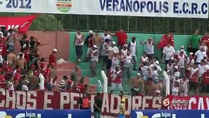 Download Video: Torcedores do Internacional entraram em confronto durante primeira partida do clube no Gauchão.