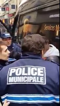 L'interpellation filmé d'un livreur UPS 27/01/2017, le policier gifle le livreur